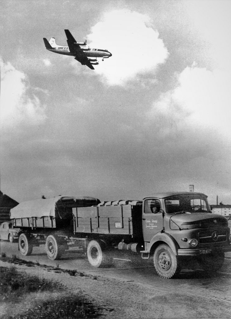 LKW mit Flugzeug um 1950